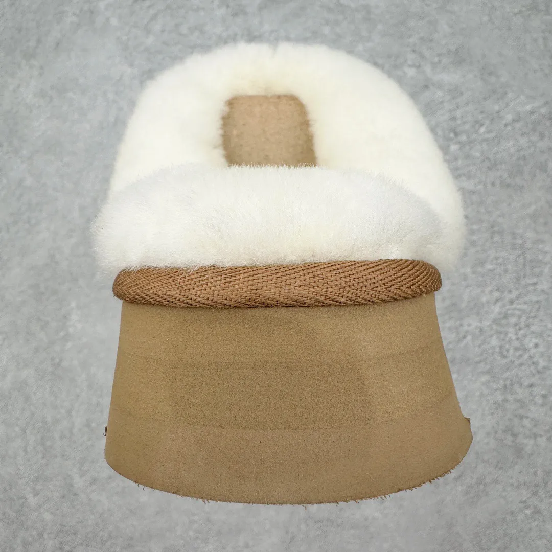 Pick up locally💰520 UGG slippers 2550 Star thick-soled autumn and winter sheep fur snow boots. All shoes are made from ZP. Longfeng A-grade Australian imported sheep fur. Brand OEM production line. Fully follow the ZP process. OEM original pattern maker. Adhere to no original shoes and no development selection. Pay attention to every detail. The most authentic version on the market. TREADLITE "Light Wing" technology outsole. Lightweight/durable/flexible/pile size: 35 36 37 38 39 40 Coding: by2936060